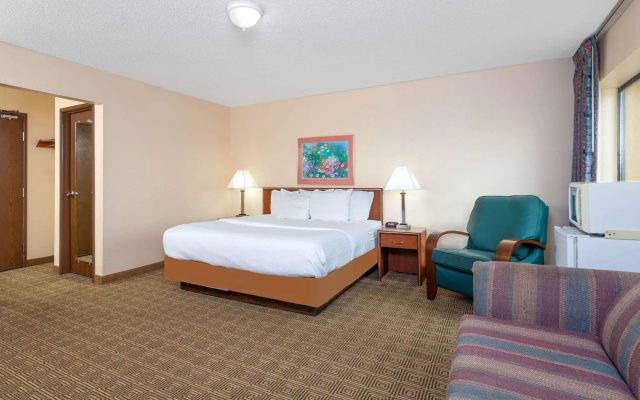 Norwood Inn & Suites by BlissPoint Post Rd Indianapolis