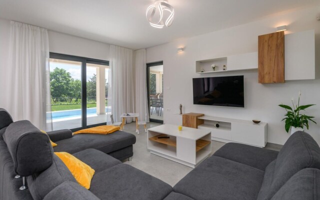 Stunning Home in Prodol With Outdoor Swimming Pool, Wifi and 4 Bedrooms