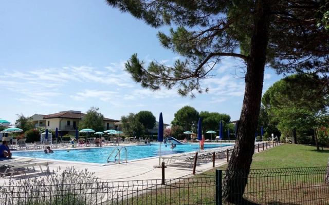 Holiday House With Pool and Garden