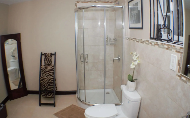 New Kingston Guest Apt at Evans
