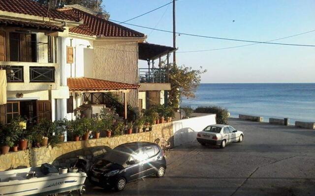 Kamari Beach guest house