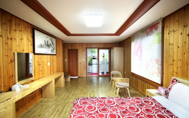 Seogwipo Hyeongjebawibada Pension