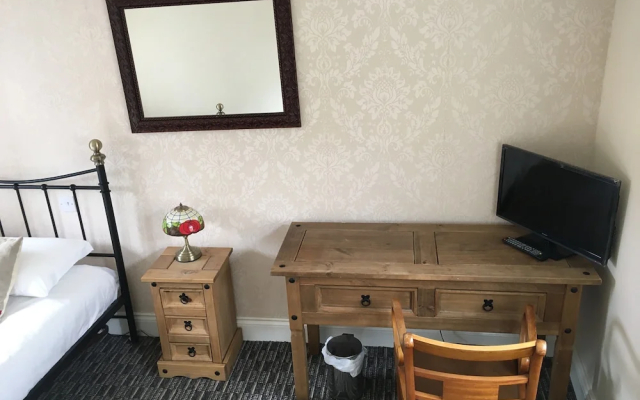 The Hollies Inn