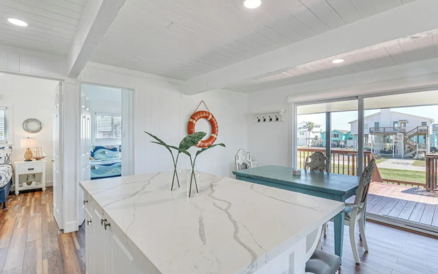 Pet-friendly Galveston Home: Walk to Beaches!