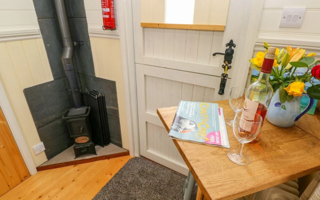 Shepherds Hut - The Hurdle