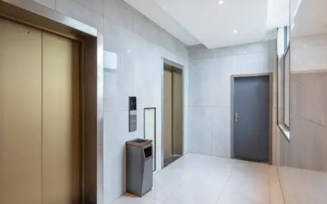Qingmu Platinum Hotel (Nanjing Pukou Wende Road Subway Station)