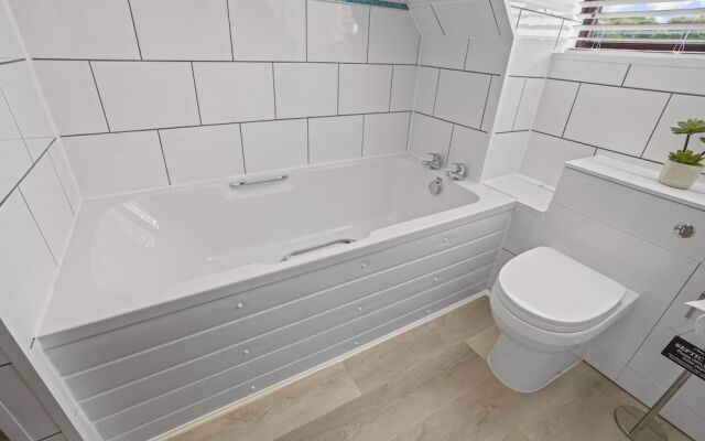 House - Sleeps 6 & Free Parking