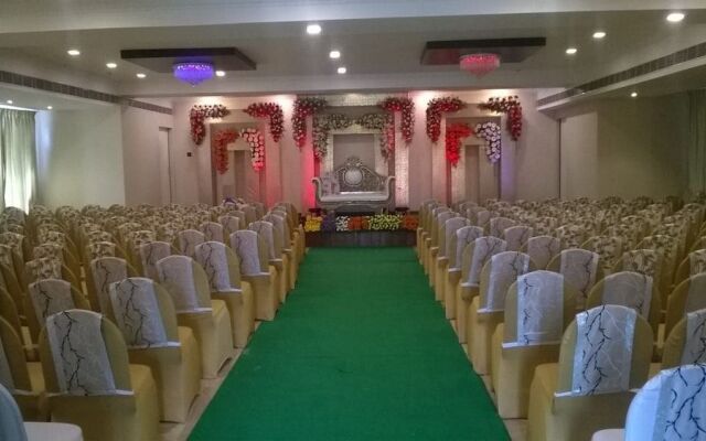 Iroomz Hotel SR Grand