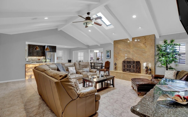 Stunning Home W/firepit&grill