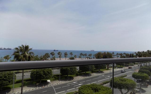 3b Seafront Retro apt - Olympic beach