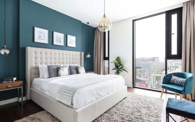Explore City Walk From an Exquisite Sanctuary