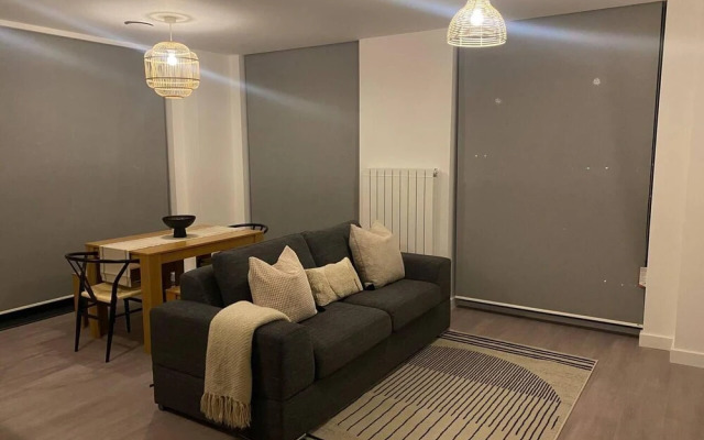 Beautiful 2 Bed Penthouse With Balcony Views Ldn