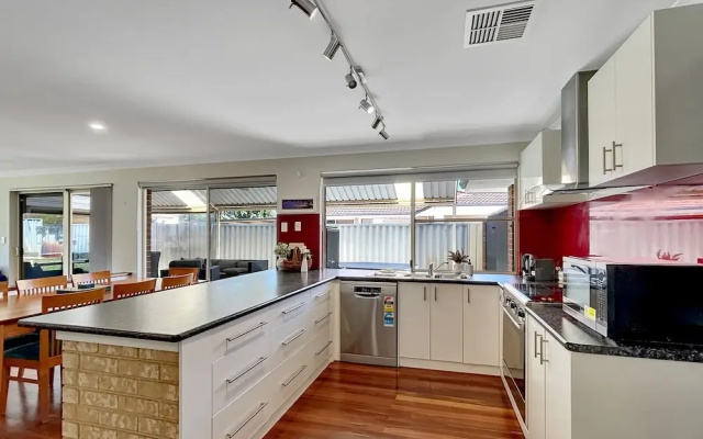 Spacious 5-bed House in Coastal Halls Head