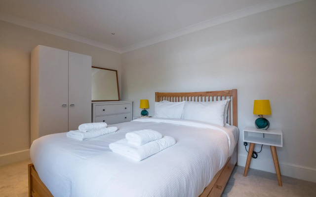 Pleasant Putney Home Close to the Tube Station