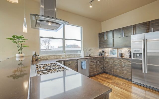 Swanky Downtown Loft! City Views! Sleeps 10!