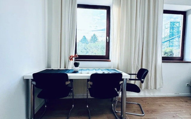 Cozy 3BR Apt with Garden Sleeps 10