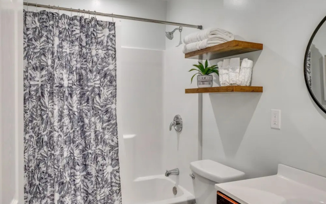 Sleek San Fernando Studio ~ 14 Mi to Universal