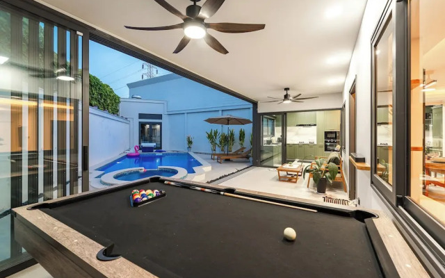 Pool Villa  Bathtub  Pool Table V215