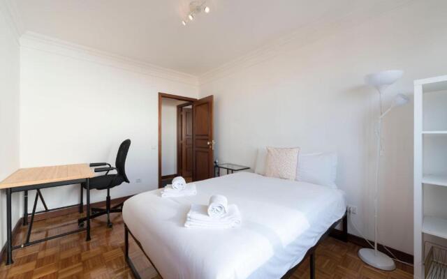 LovelyStay - Charming 3BR Flat w/ Free Parking in Devesas