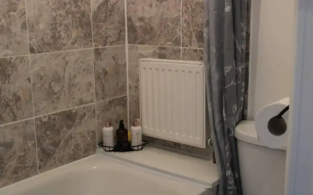 Stunning 2-bed Ground Floor Apartment in Romford