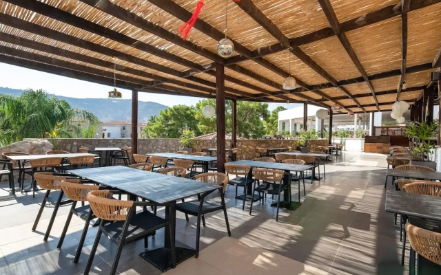 Costa Lindia Beach Resort
