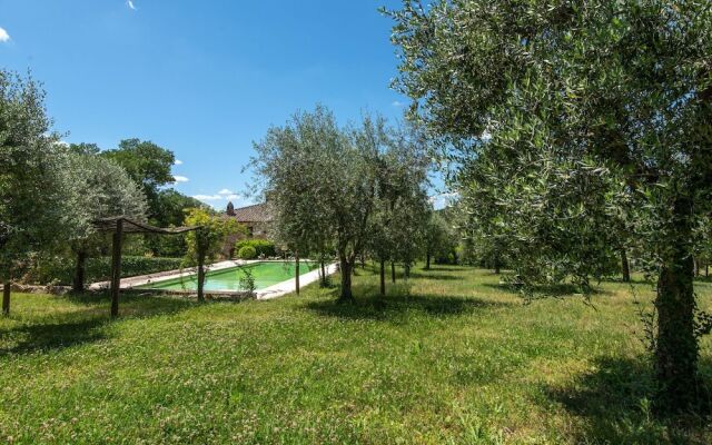 Secluded Apartment in Rapolano Terme with Garden