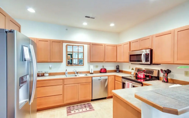 Cozy Livingston Condo w/ Balcony & Mtn View!