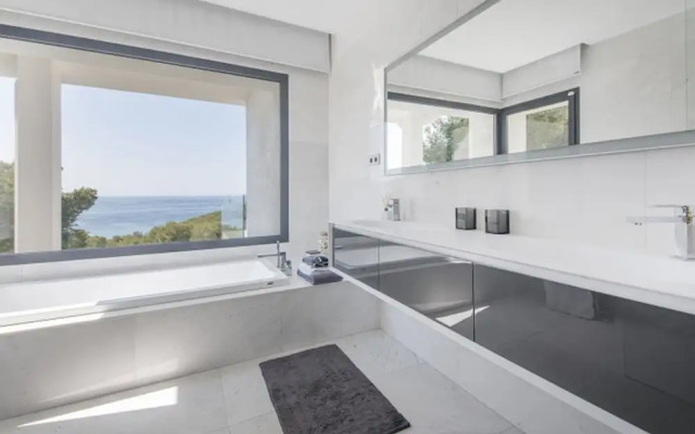 Luxurious Panoramic Spa Villa