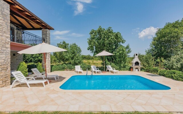 Beautiful Home in Butkovici With Wifi and 2 Bedrooms