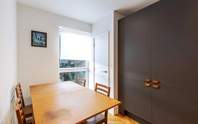 Chic Crystal Palace Flat with Balcony & Workspace