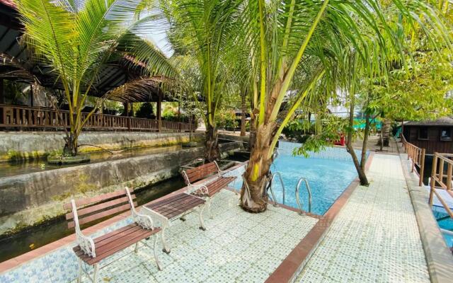 Rumah Kayu Pinggir Kali