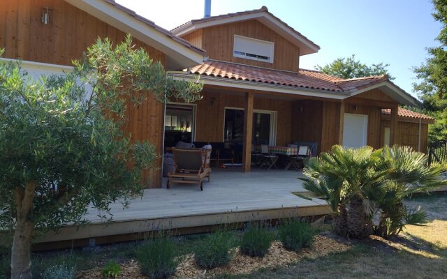 House With 4 Bedrooms in Hourtin, With Enclosed Garden