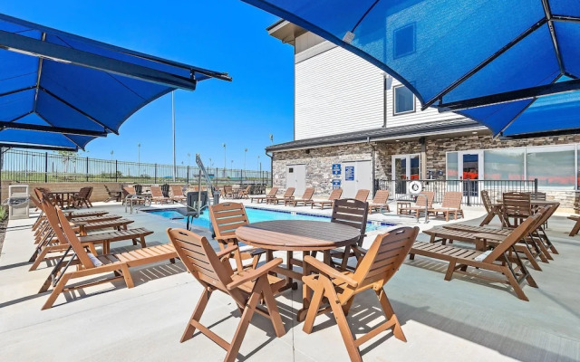 Holiday Inn Express Kansas City North Parkville An IHG Hotel