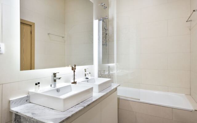 Midtown Luxury Apartment VI rosy