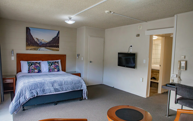 Admirals Motor Inn