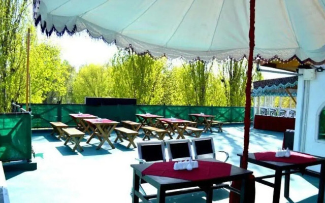 Hotel Green Leaf
