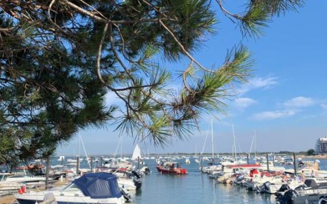Maison avec sa grande terrasse ensoleillée