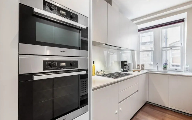 Stylish 2BR 2BA by the Heart of Soho