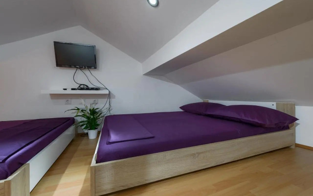 Top Location! Beach & Center Apt 4