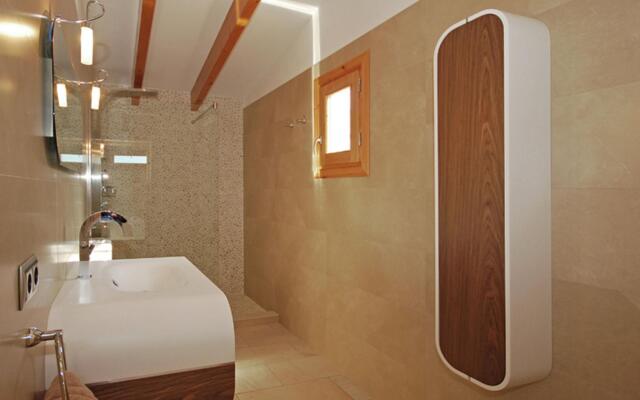 Modern Holiday Home With Private Swimming Pool