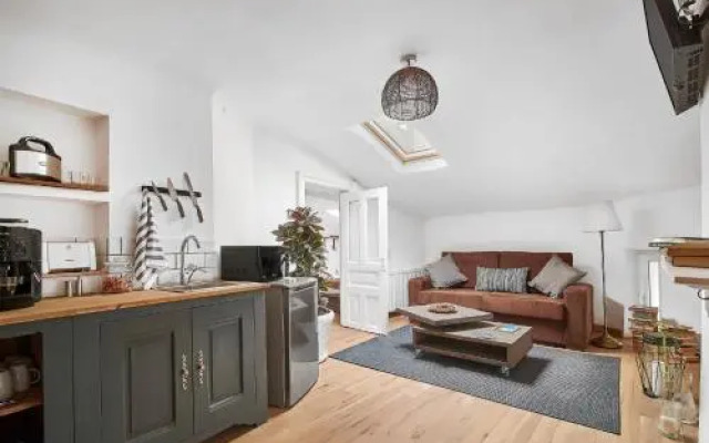 Attic Downtown by CityLife Suites