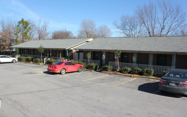 Oak Hill Inn & Suites