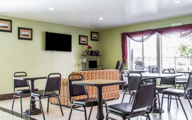 Rodeway Inn & Suites