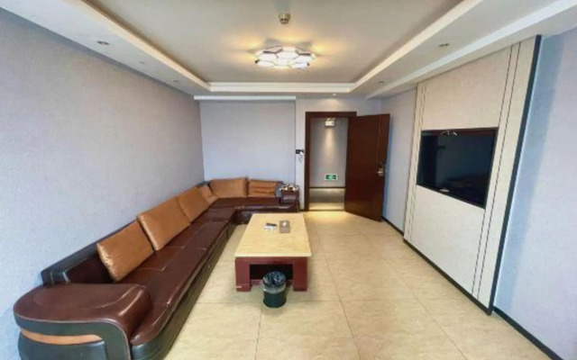 Huayan Hotel (Maoming Shuidong Huijing Plaza)