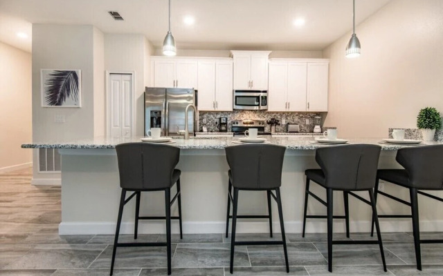 4 Bdrm With Private Pool