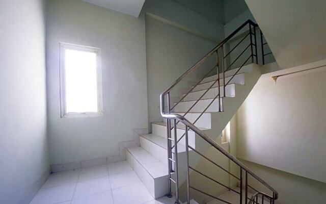 RedDoorz Plus At Lucky Inn Hotel Panakkukang