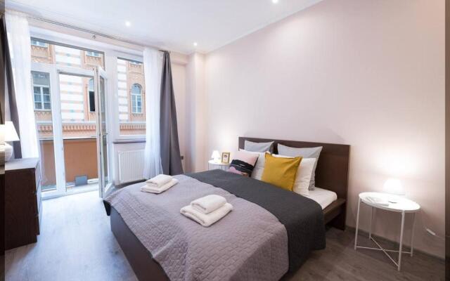 Ultra central large home with AC and balcony