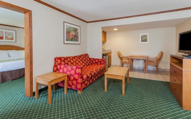 Days Inn & Suites Warren