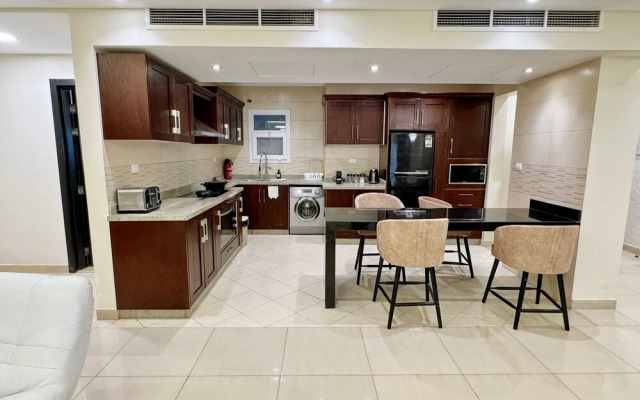 Calm & Classy 2BR - 5 min to Airport