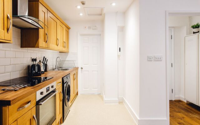 2 Bed Apartment Right on Trafalgar Square